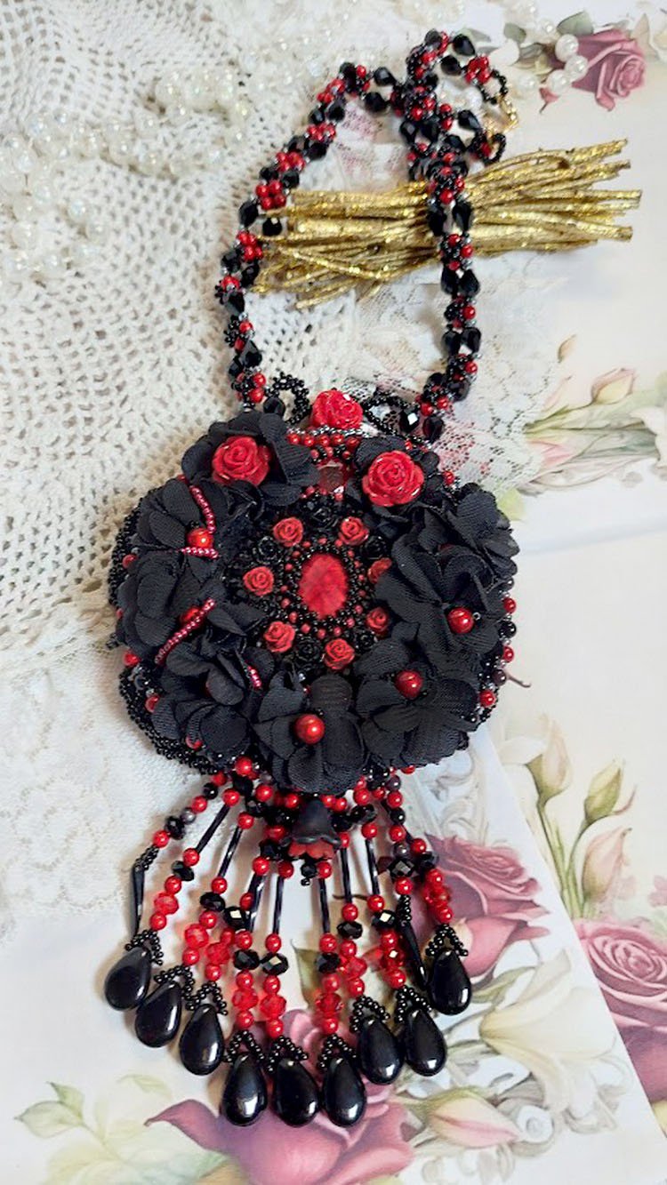 Midnight in Paris halskjede brodert med Swarovski-krystaller, harpiksroser, frøperler og svarte dolker
