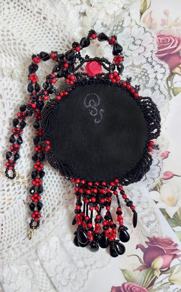 Midnight in Paris halskjede brodert med Swarovski-krystaller, harpiksroser, fr&oslash;perler og svarte dolker