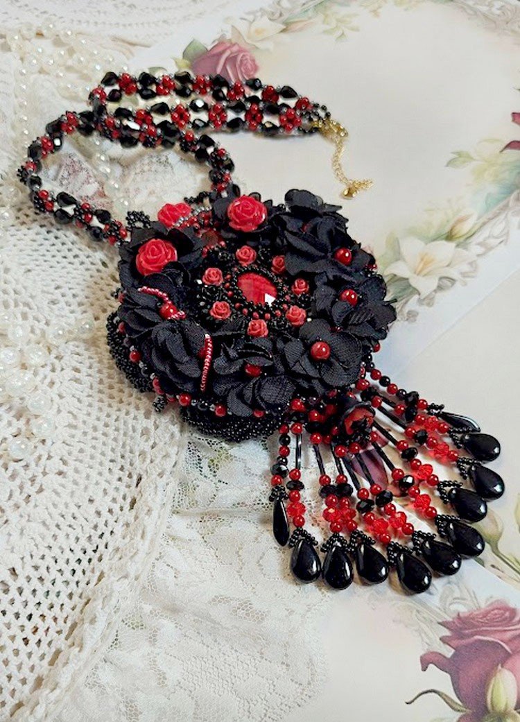 Midnight in Paris halskjede brodert med Swarovski-krystaller, harpiksroser, frøperler og svarte dolker