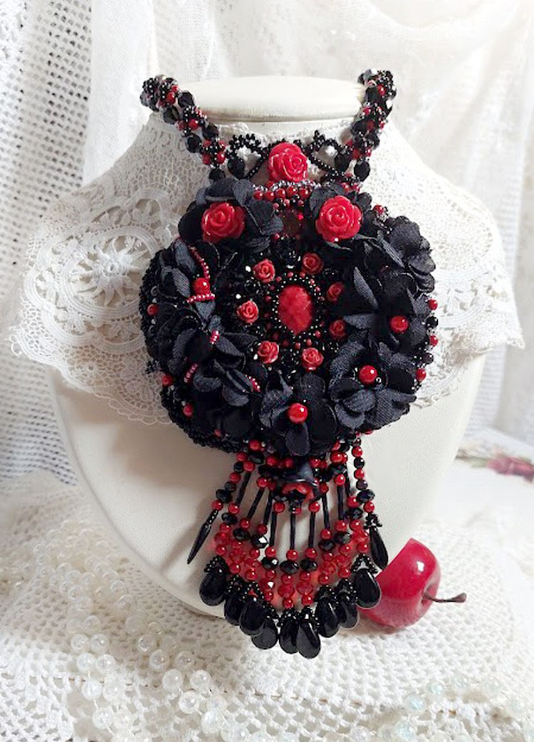 Midnight in Paris halskjede brodert med Swarovski-krystaller, harpiksroser, frøperler og svarte dolker