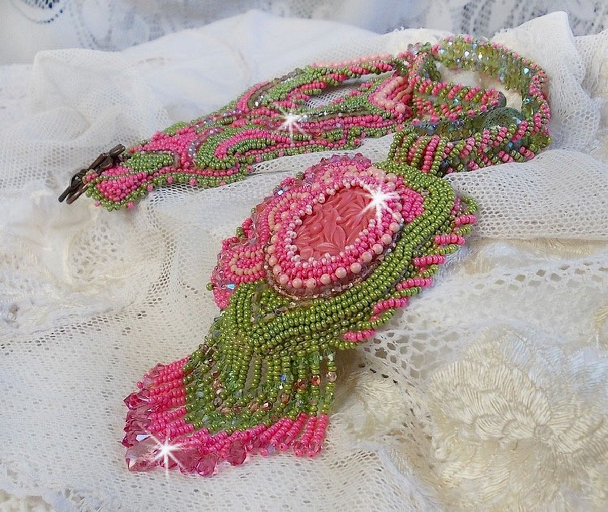 Miss Lady halskjede brodert med grønne og rosa frøperler og en harpiks cabochon