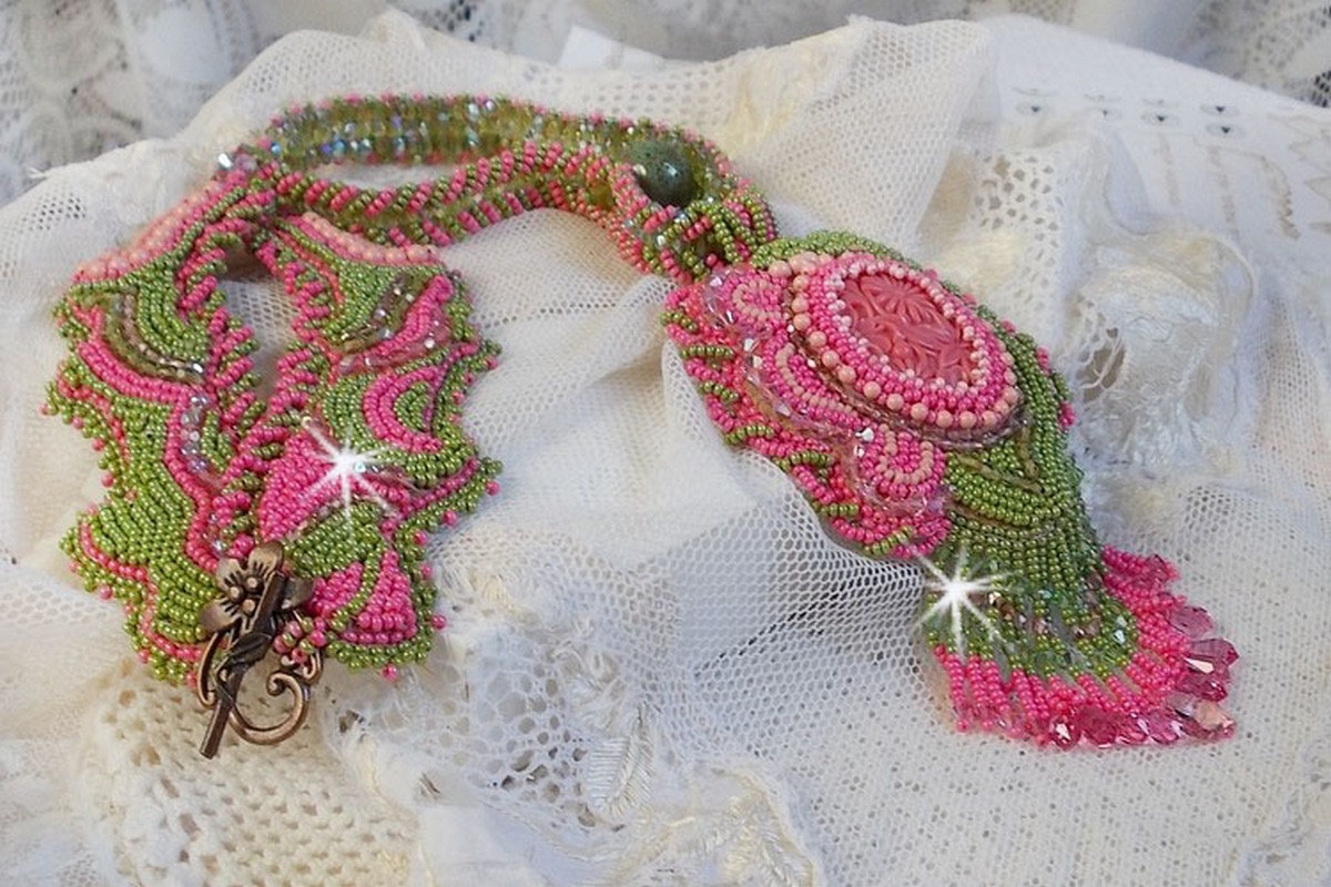 Miss Lady halskjede brodert med grønne og rosa frøperler og en harpiks cabochon