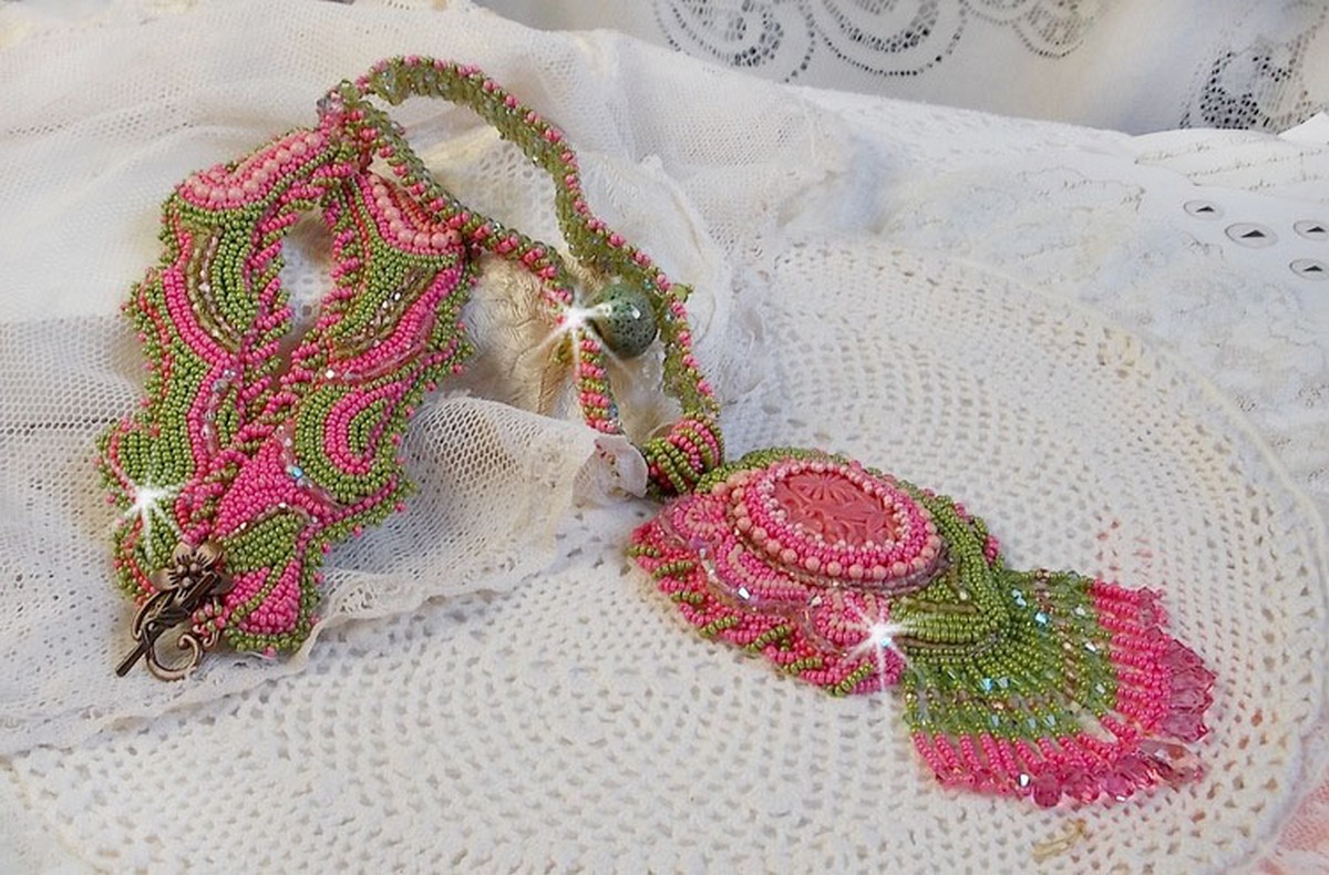 Miss Lady halskjede brodert med grønne og rosa frøperler og en harpiks cabochon
