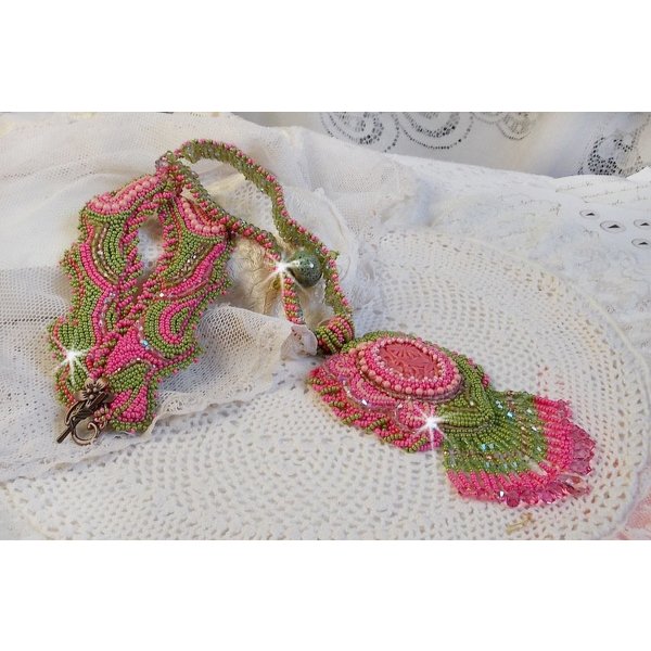 Miss Lady halskjede brodert med grønne og rosa frøperler og en harpiks cabochon