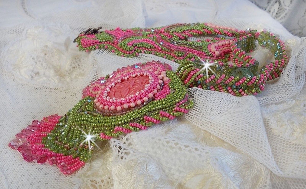 Miss Lady halskjede brodert med grønne og rosa frøperler og en harpiks cabochon