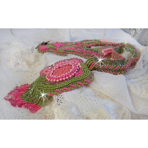 Miss Lady halskjede brodert med grønne og rosa frøperler og en harpiks cabochon