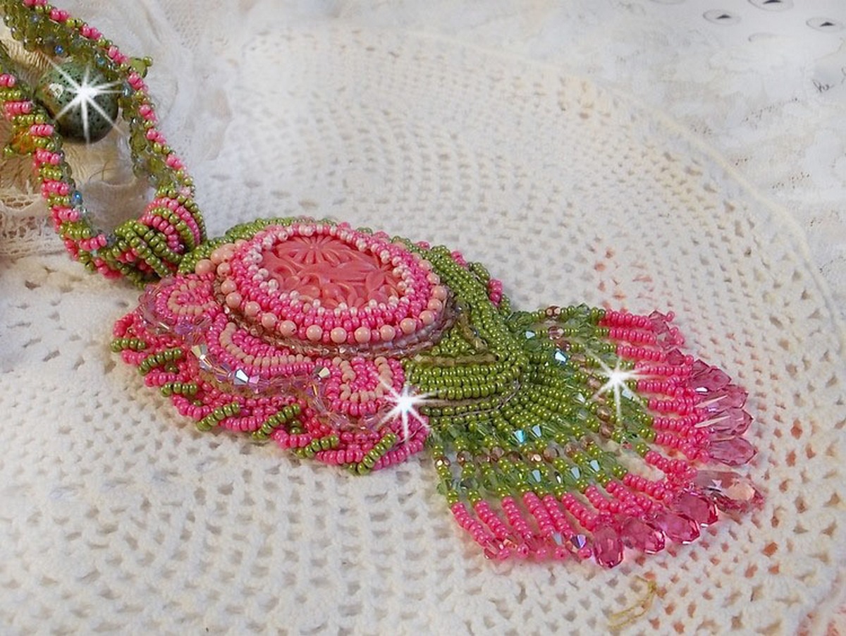 Miss Lady halskjede brodert med grønne og rosa frøperler og en harpiks cabochon