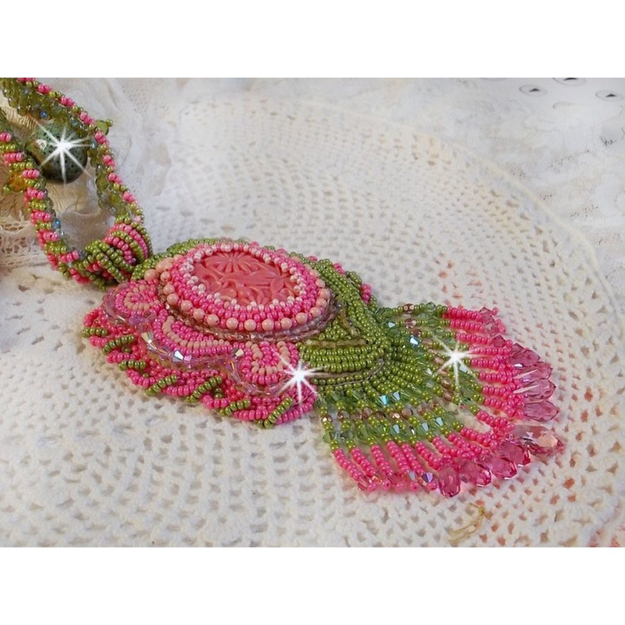 Miss Lady halskjede brodert med grønne og rosa frøperler og en harpiks cabochon
