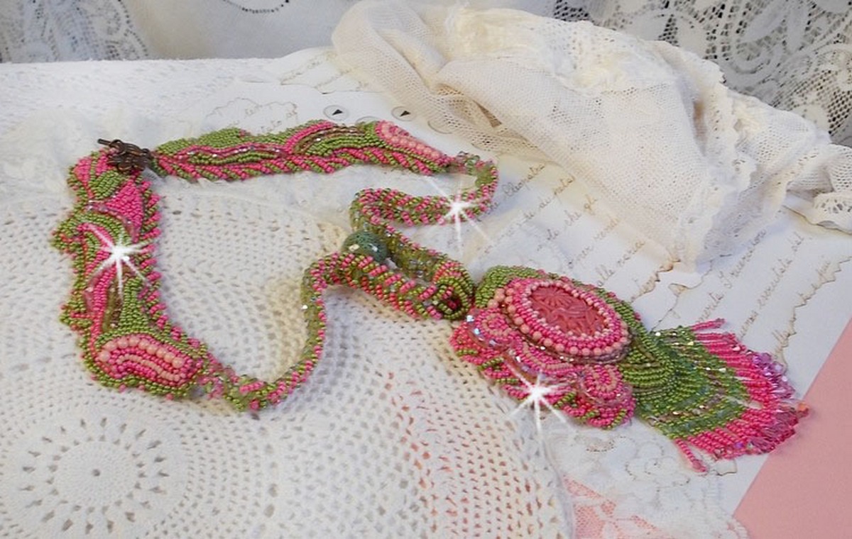 Miss Lady halskjede brodert med grønne og rosa frøperler og en harpiks cabochon