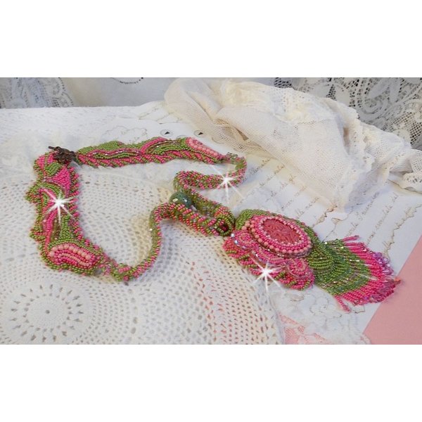 Miss Lady halskjede brodert med grønne og rosa frøperler og en harpiks cabochon