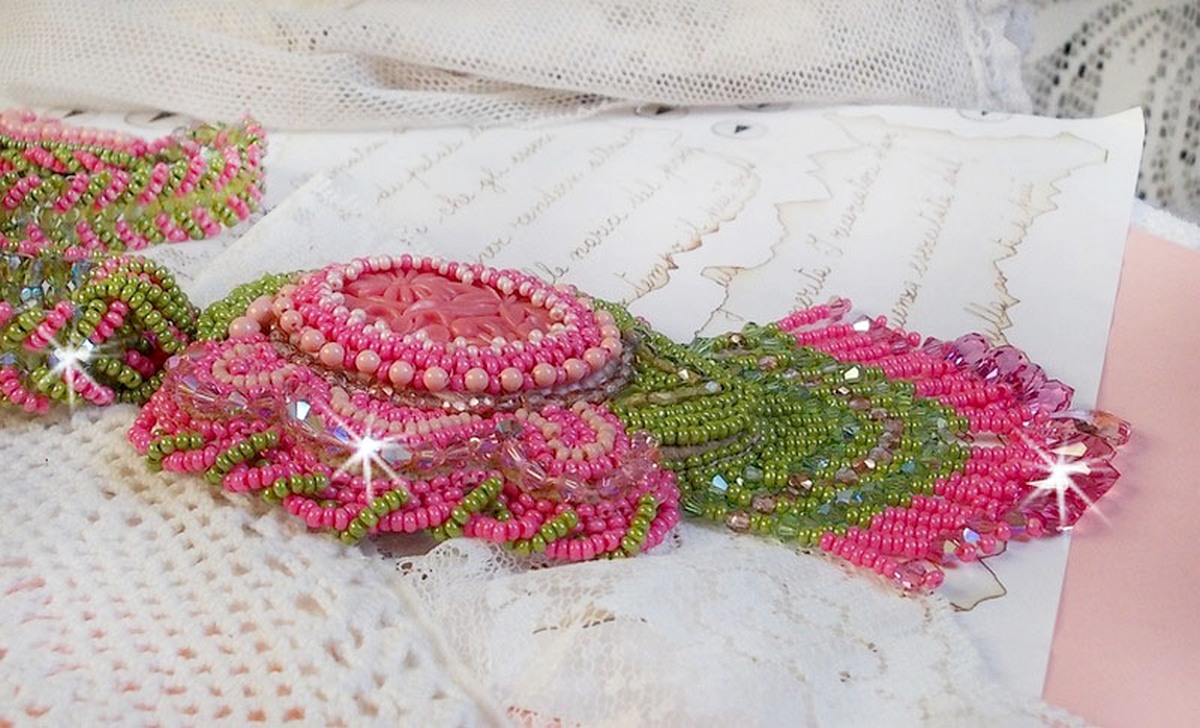 Miss Lady halskjede brodert med grønne og rosa frøperler og en harpiks cabochon