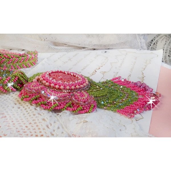 Miss Lady halskjede brodert med grønne og rosa frøperler og en harpiks cabochon