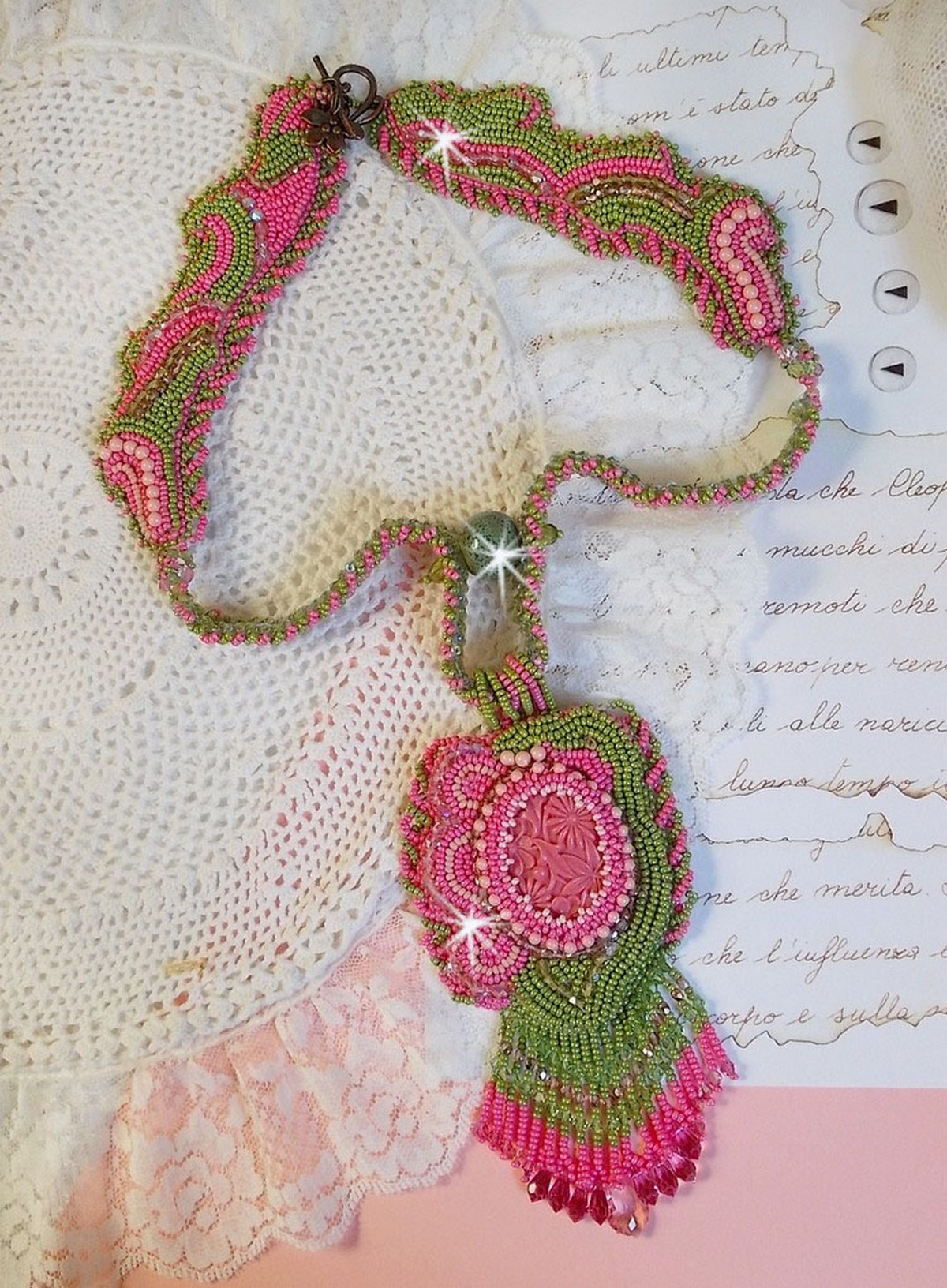 Miss Lady halskjede brodert med grønne og rosa frøperler og en harpiks cabochon