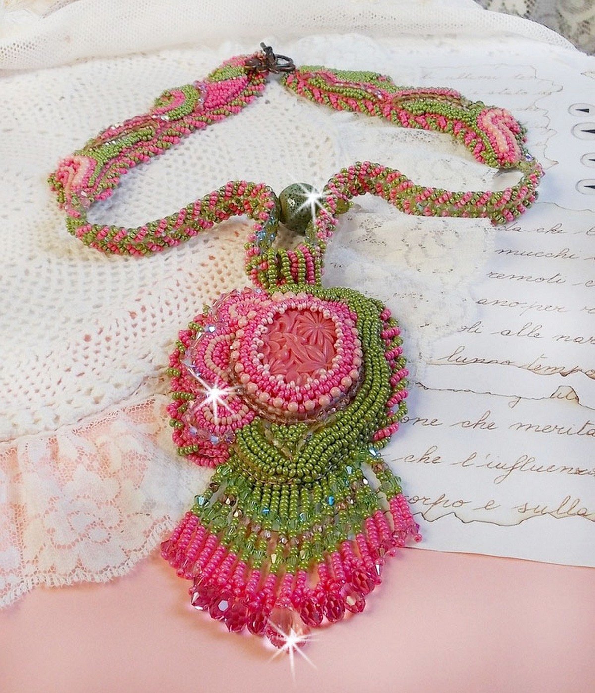 Miss Lady halskjede brodert med grønne og rosa frøperler og en harpiks cabochon