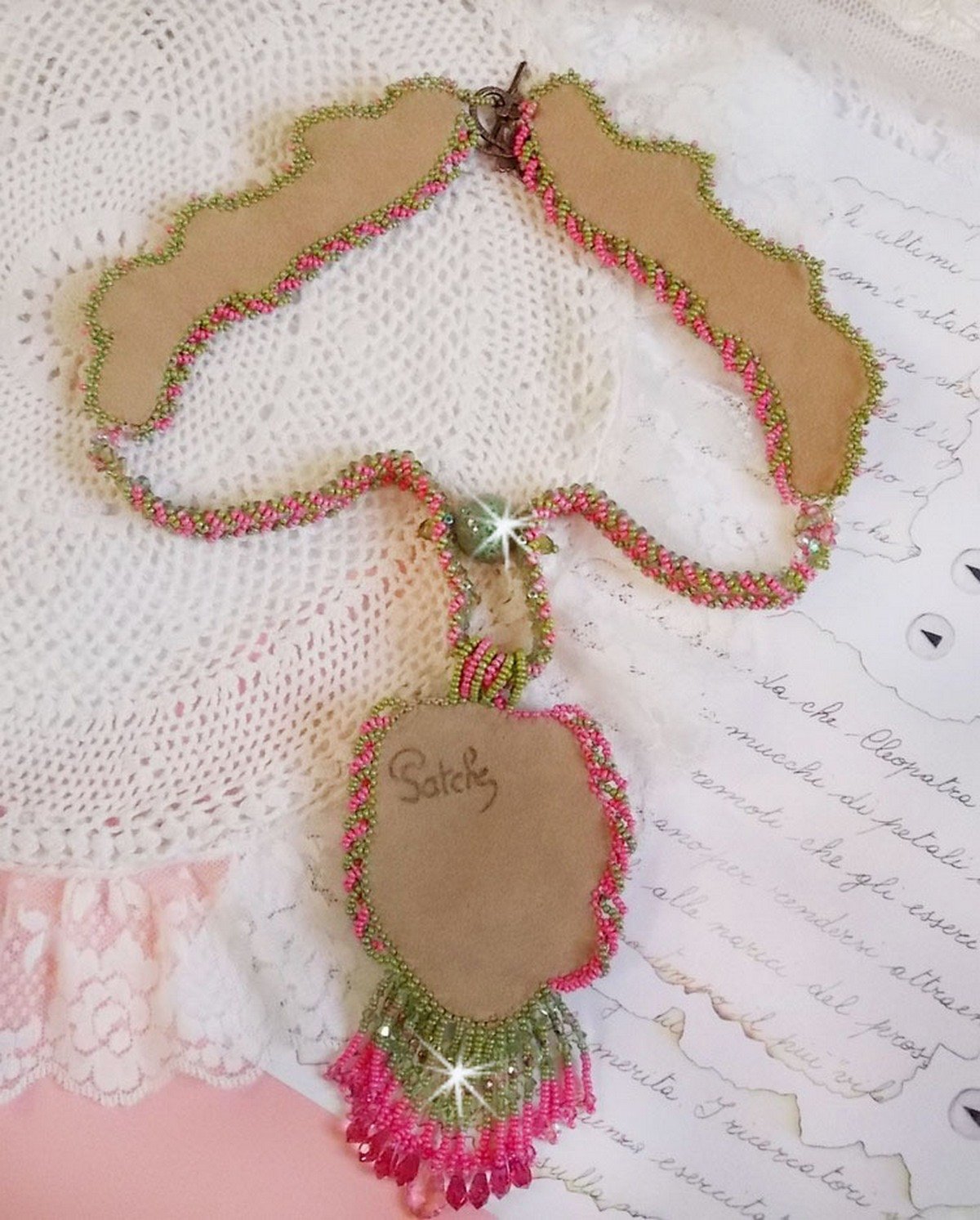 Miss Lady halskjede brodert med grønne og rosa frøperler og en harpiks cabochon