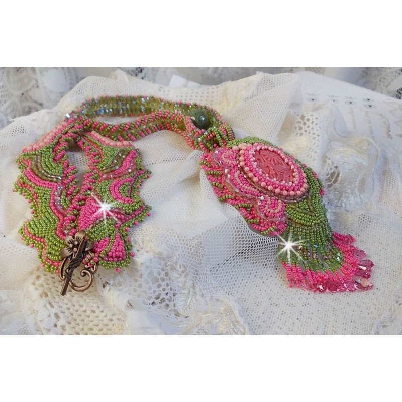 Miss Lady halskjede brodert med grønne og rosa frøperler og en harpiks cabochon