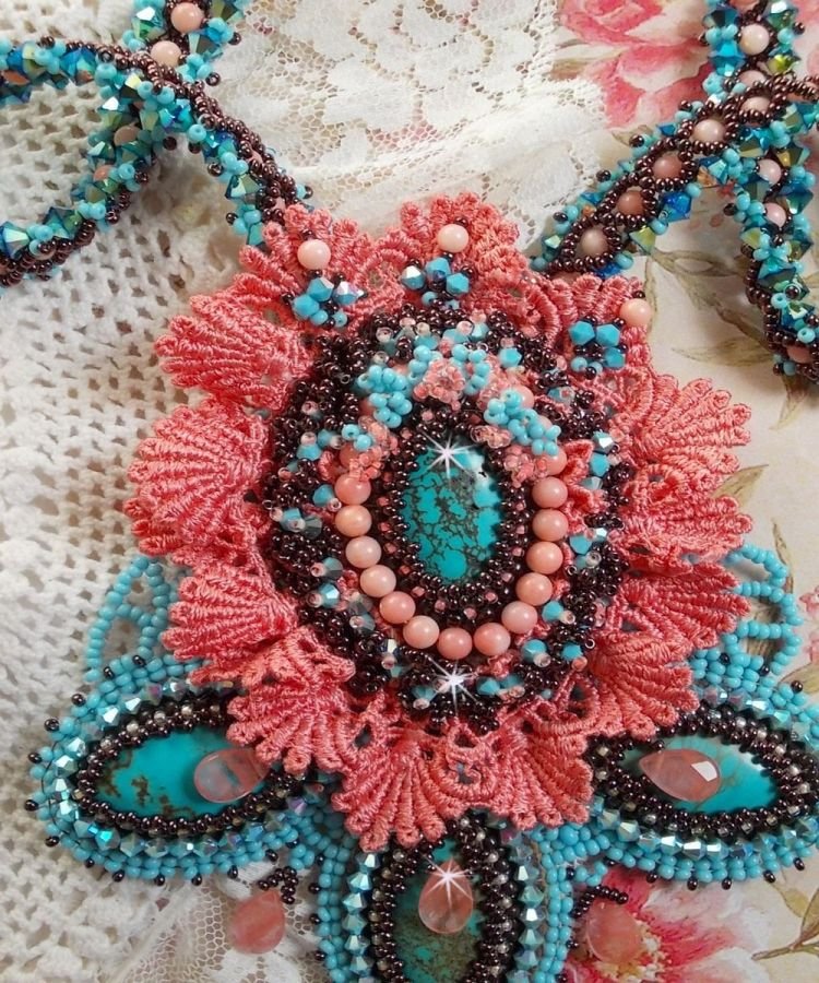 Naïade Haute-Couture halskjede laget med turkise cabochoner, PureCrystal-krystaller, blonder og forskjellige perler