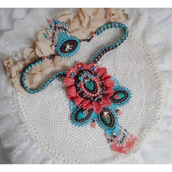 Na&iuml;ade Haute-Couture halskjede laget med turkise cabochoner, PureCrystal-krystaller, blonder og forskjellige perler