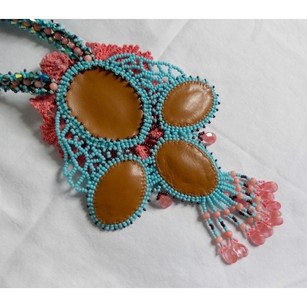 Na&iuml;ade Haute-Couture halskjede laget med turkise cabochoner, PureCrystal-krystaller, blonder og forskjellige perler