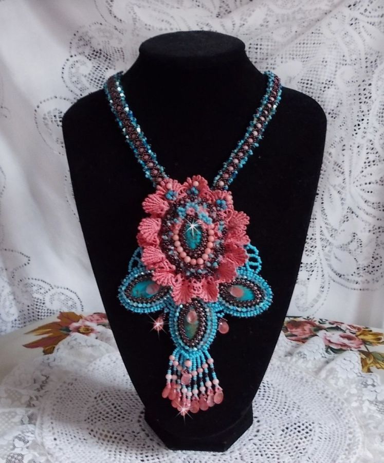Naïade Haute-Couture halskjede laget med turkise cabochoner, PureCrystal-krystaller, blonder og forskjellige perler
