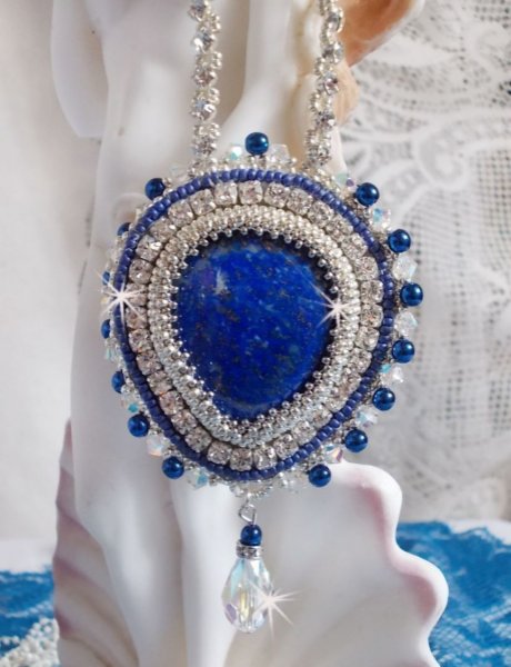 Blue Nile halskjede brodert med en Lapis Lazuli p&aelig;re cabochon og Swarovski-krystaller