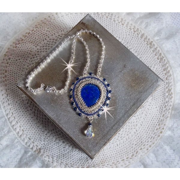 Blue Nile halskjede brodert med en Lapis Lazuli p&aelig;re cabochon og Swarovski-krystaller