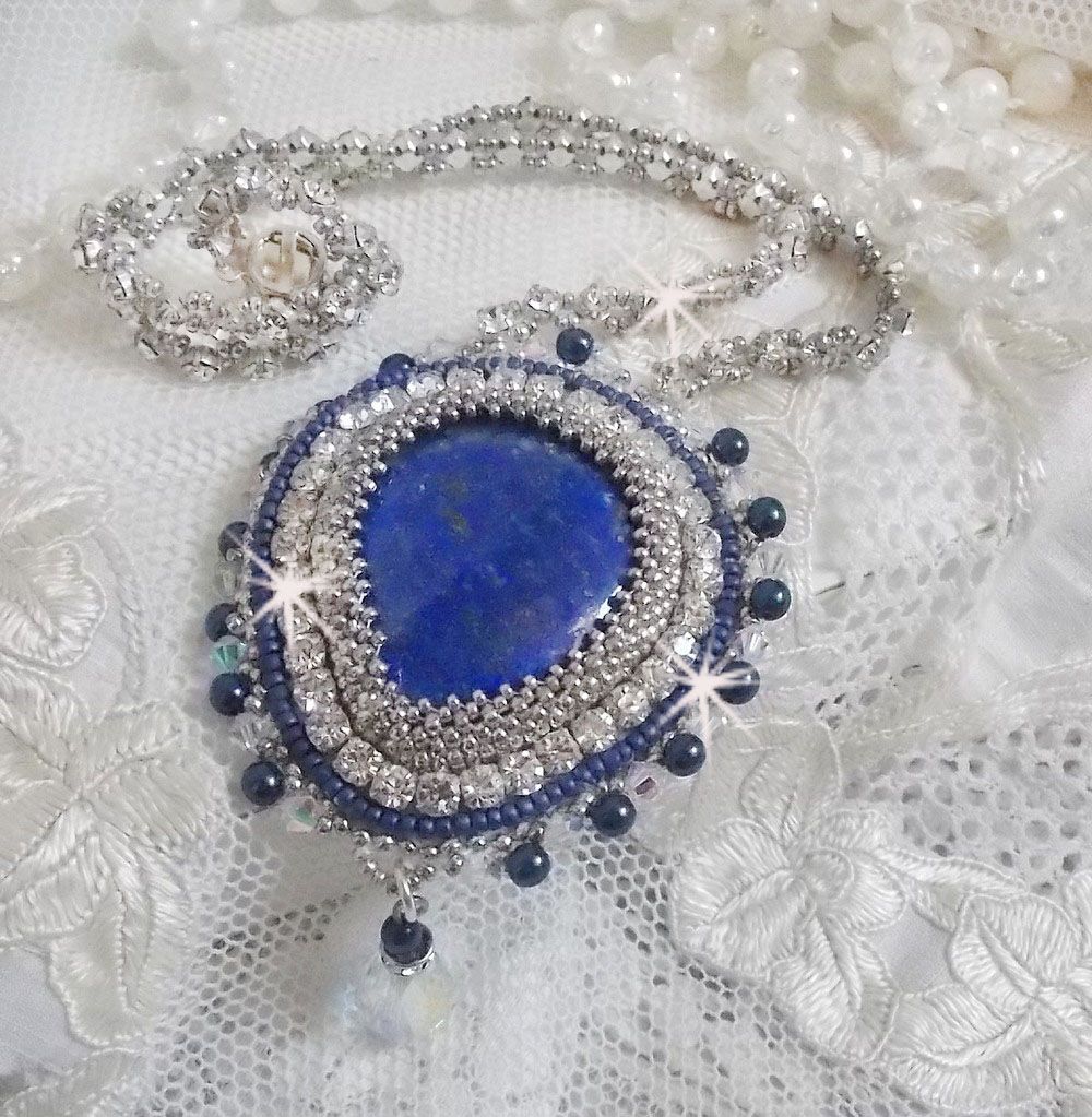 Blue Nile halskjede brodert med en Lapis Lazuli pære cabochon og Swarovski-krystaller