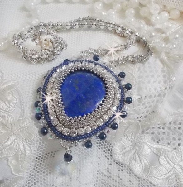 Blue Nile halskjede brodert med en Lapis Lazuli p&aelig;re cabochon og Swarovski-krystaller