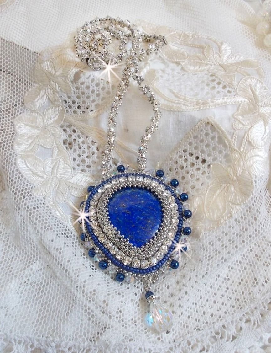 Blue Nile halskjede brodert med en Lapis Lazuli pære cabochon og Swarovski-krystaller