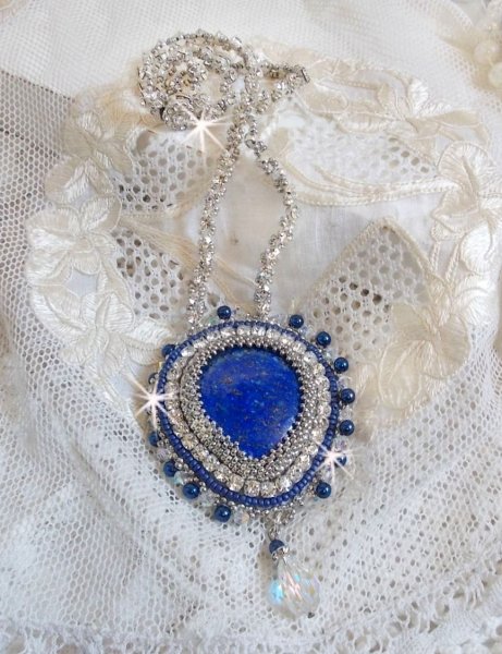 Blue Nile halskjede brodert med en Lapis Lazuli p&aelig;re cabochon og Swarovski-krystaller