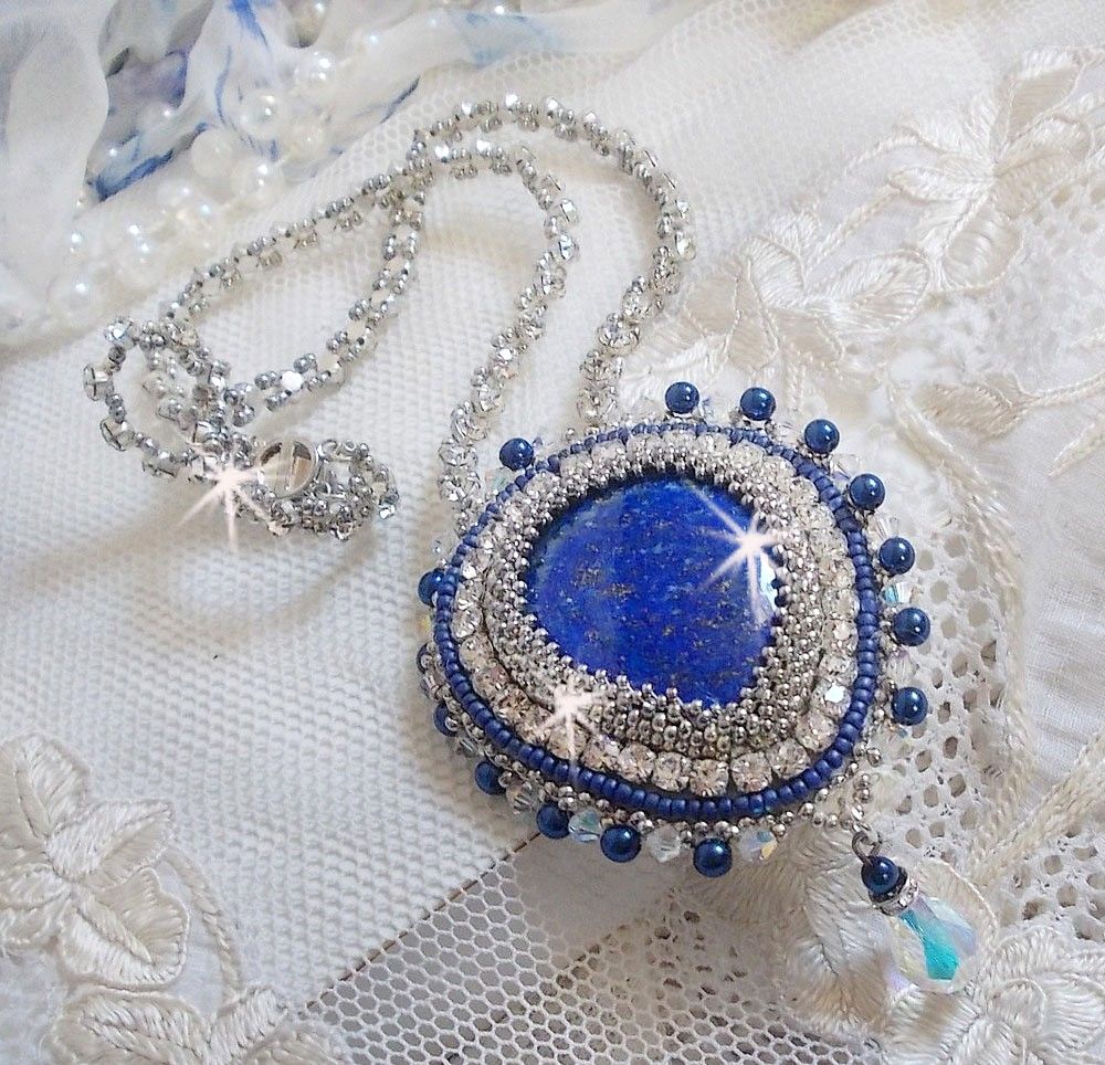 Blue Nile halskjede brodert med en Lapis Lazuli pære cabochon og Swarovski-krystaller