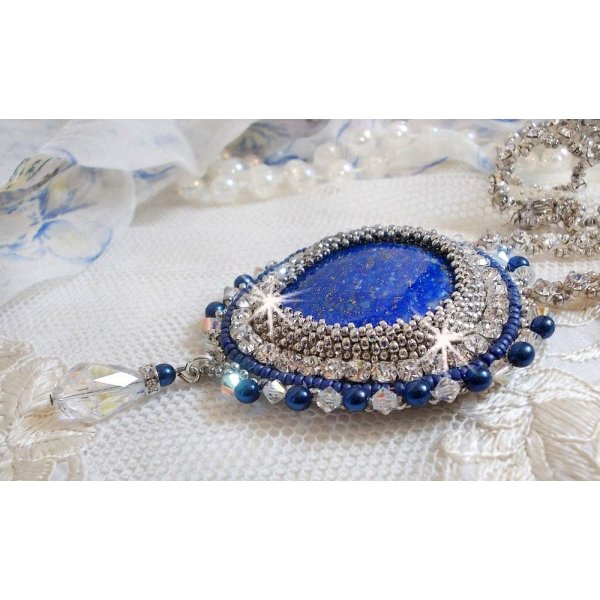 Blue Nile halskjede brodert med en Lapis Lazuli pære cabochon og Swarovski-krystaller