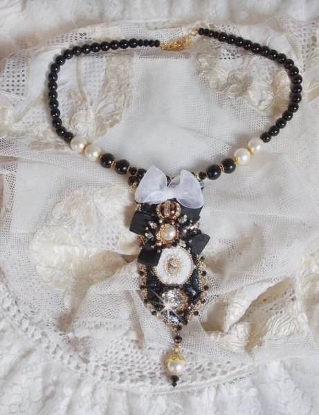 Vintage Sacred Black Haute-Couture halskjede brodert med Swarovski-krystaller, organzab&aring;nd og Miyuki-perler