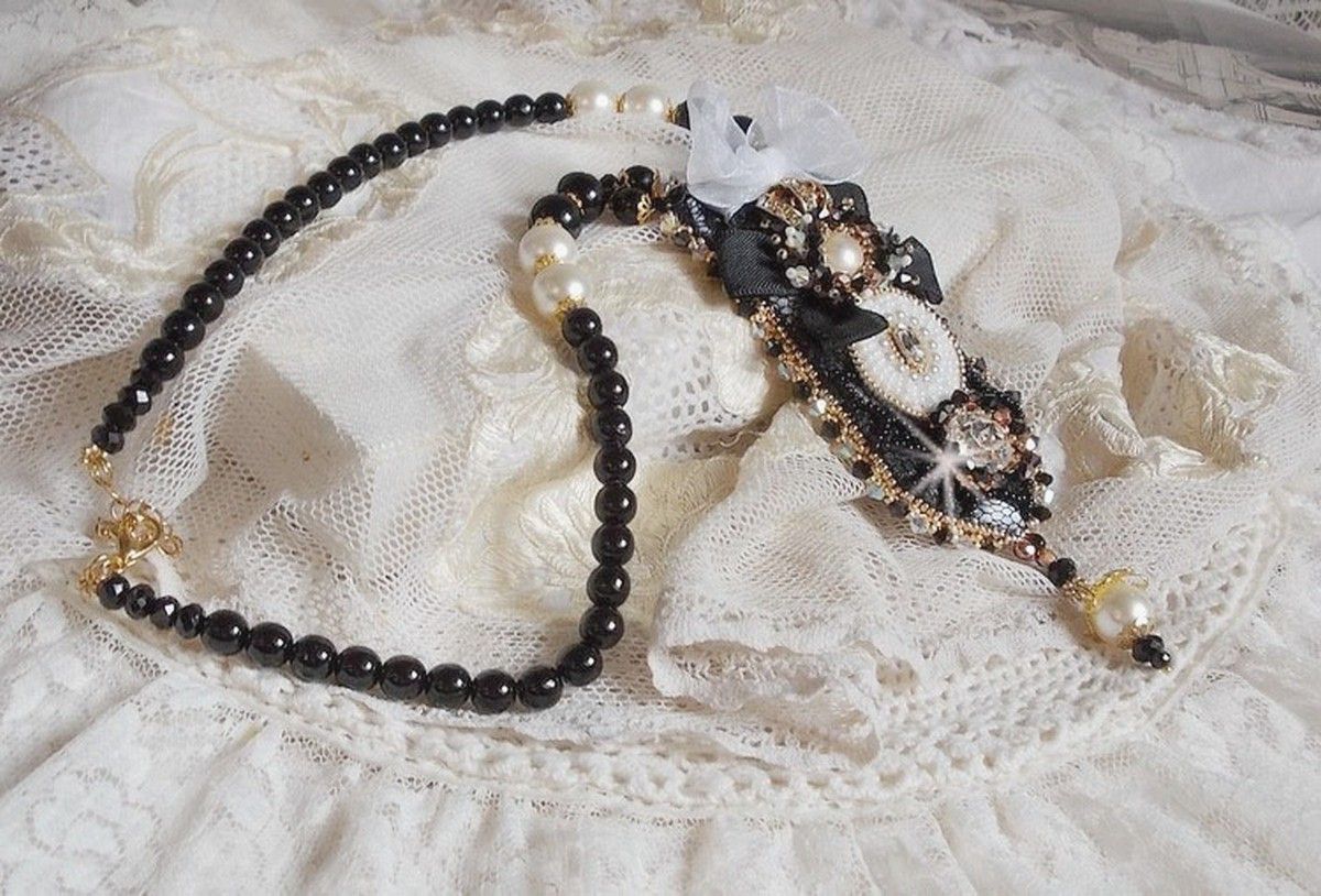 Vintage Sacred Black Haute-Couture halskjede brodert med Swarovski-krystaller, organzabånd og Miyuki-perler