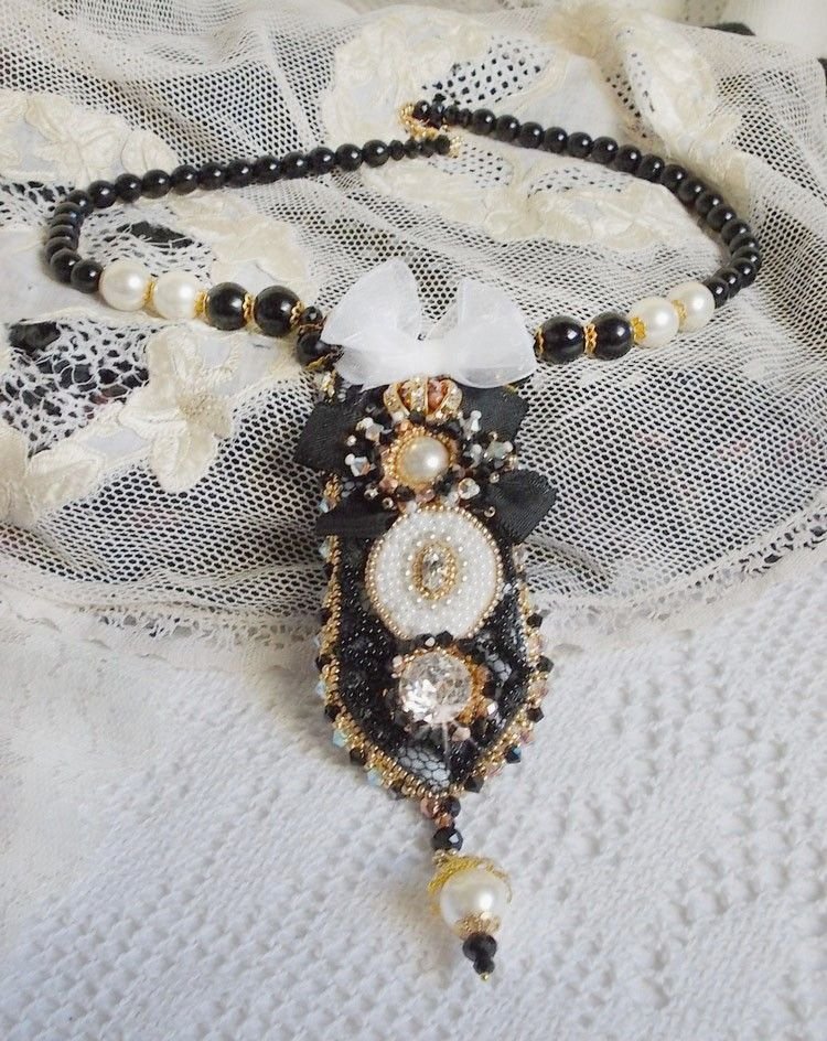 Vintage Sacred Black Haute-Couture halskjede brodert med Swarovski-krystaller, organzabånd og Miyuki-perler