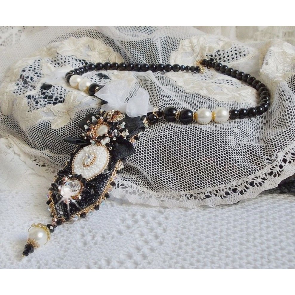 Vintage Sacred Black Haute-Couture halskjede brodert med Swarovski-krystaller, organzabånd og Miyuki-perler