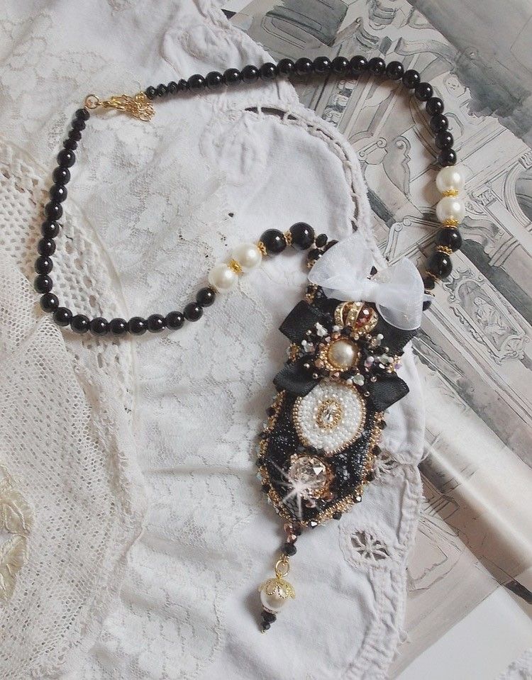 Vintage Sacred Black Haute-Couture halskjede brodert med Swarovski-krystaller, organzabånd og Miyuki-perler