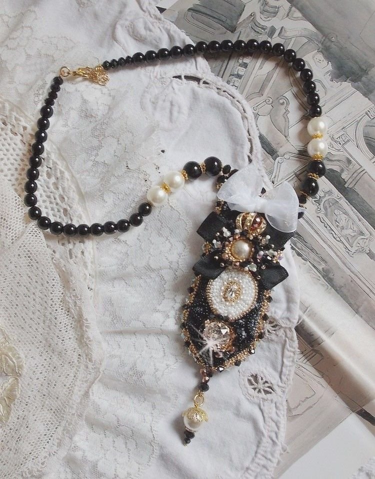 Vintage Sacred Black Haute-Couture halskjede brodert med Swarovski-krystaller, organzabånd og Miyuki-perler