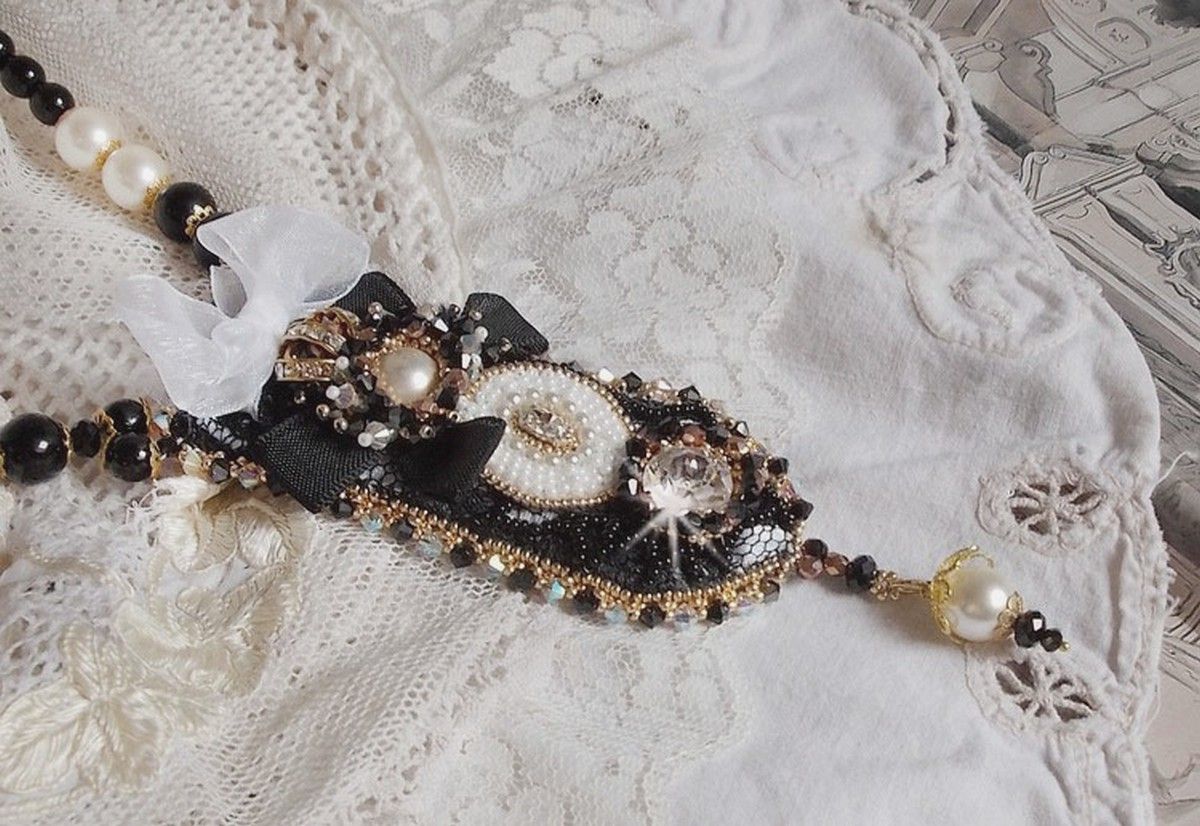 Vintage Sacred Black Haute-Couture halskjede brodert med Swarovski-krystaller, organzabånd og Miyuki-perler