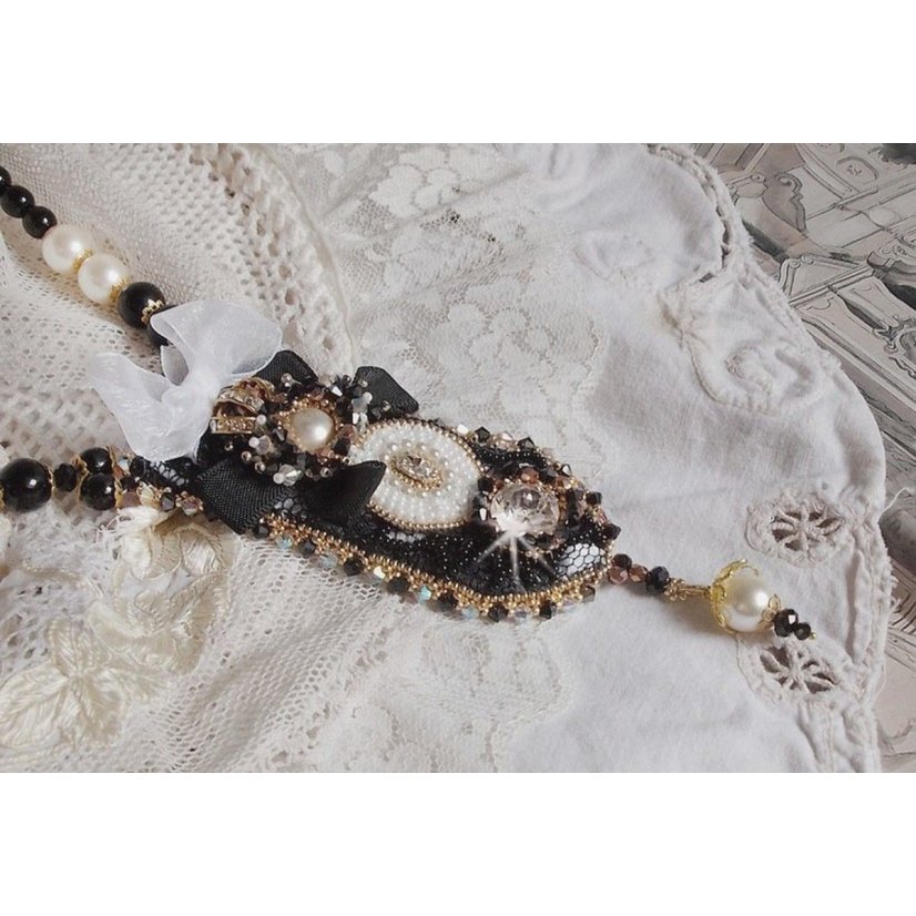 Vintage Sacred Black Haute-Couture halskjede brodert med Swarovski-krystaller, organzabånd og Miyuki-perler
