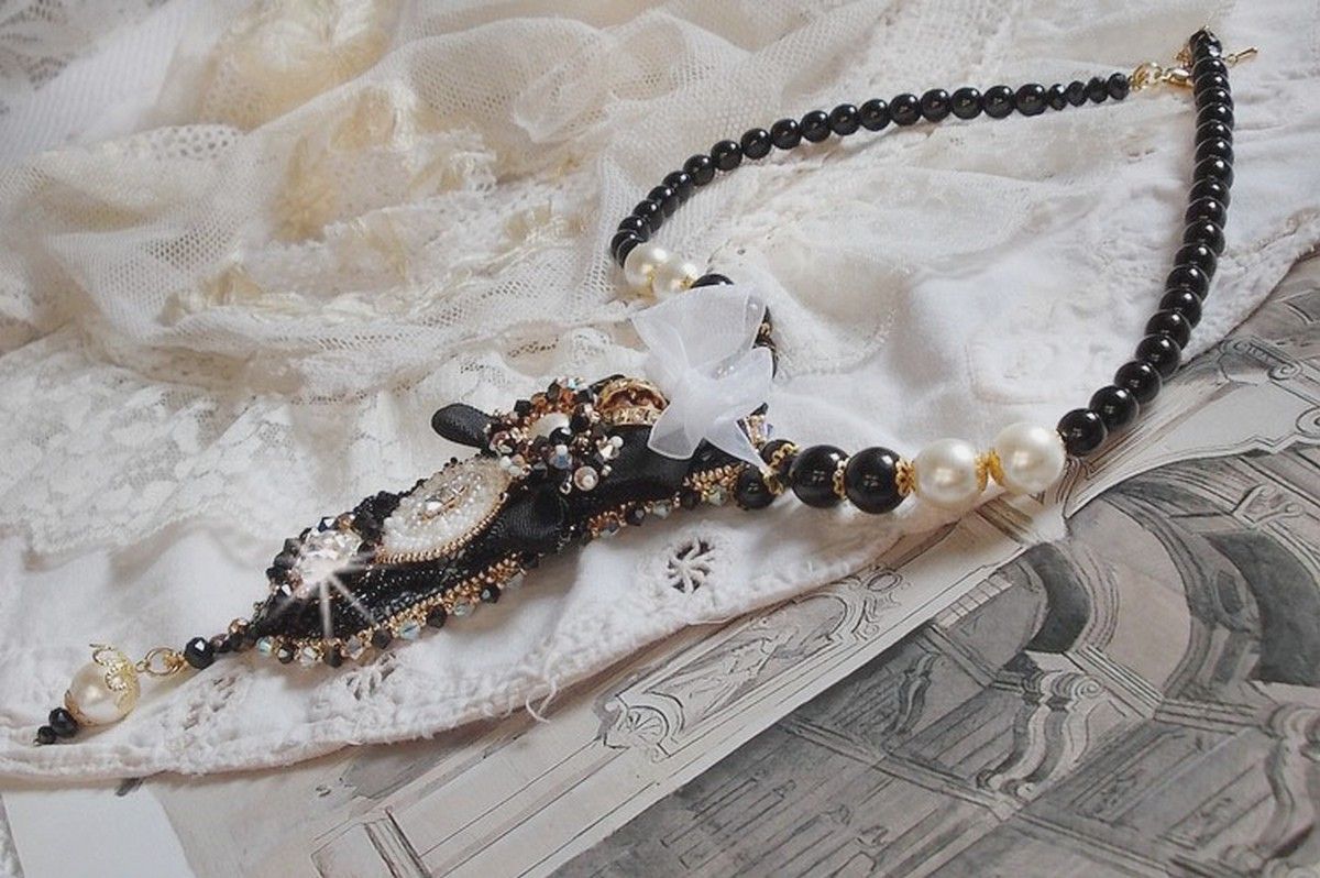 Vintage Sacred Black Haute-Couture halskjede brodert med Swarovski-krystaller, organzabånd og Miyuki-perler