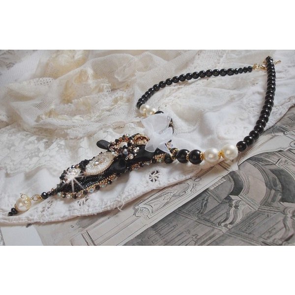 Vintage Sacred Black Haute-Couture halskjede brodert med Swarovski-krystaller, organzabånd og Miyuki-perler