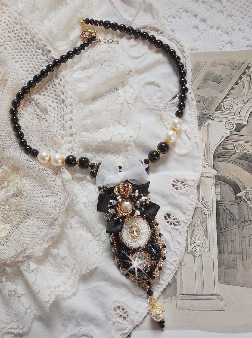 Vintage Sacred Black Haute-Couture halskjede brodert med Swarovski-krystaller, organzabånd og Miyuki-perler