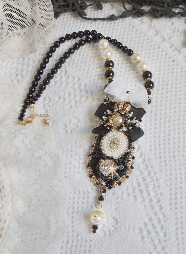 Vintage Sacred Black Haute-Couture halskjede brodert med Swarovski-krystaller, organzabånd og Miyuki-perler
