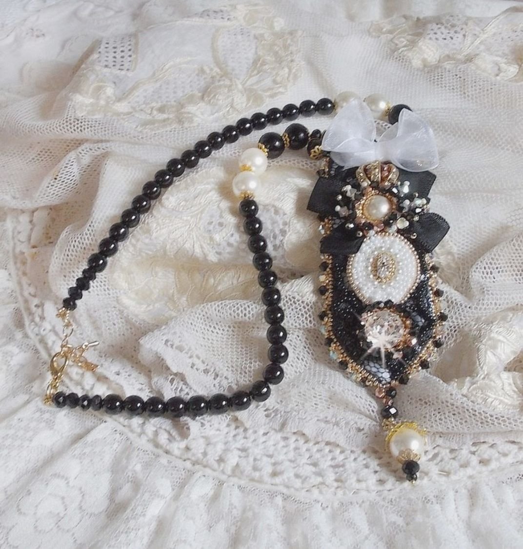 Vintage Sacred Black Haute-Couture halskjede brodert med Swarovski-krystaller, organzabånd og Miyuki-perler