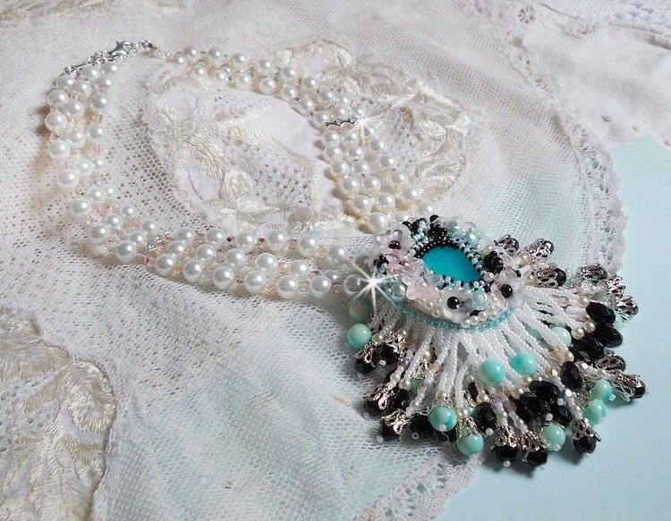 Océane halskjede brodert med runde marmorerte perler i himmelblått og svart 