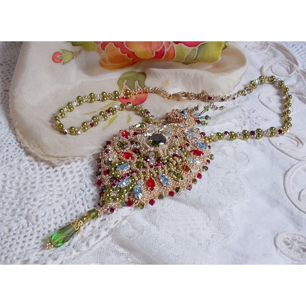 L'Oiseau des Iles halskjede brodert med Swarovski-krystaller, perler og Miyuki seed perler.