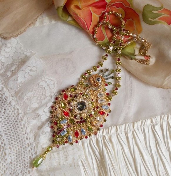 L'Oiseau des Iles halskjede brodert med Swarovski-krystaller, perler og Miyuki seed perler.