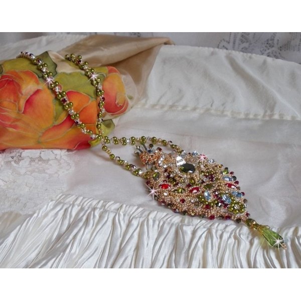 L'Oiseau des Iles halskjede brodert med Swarovski-krystaller, perler og Miyuki seed perler.