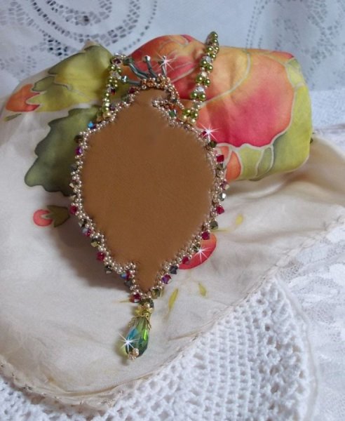 L'Oiseau des Iles halskjede brodert med Swarovski-krystaller, perler og Miyuki seed perler.